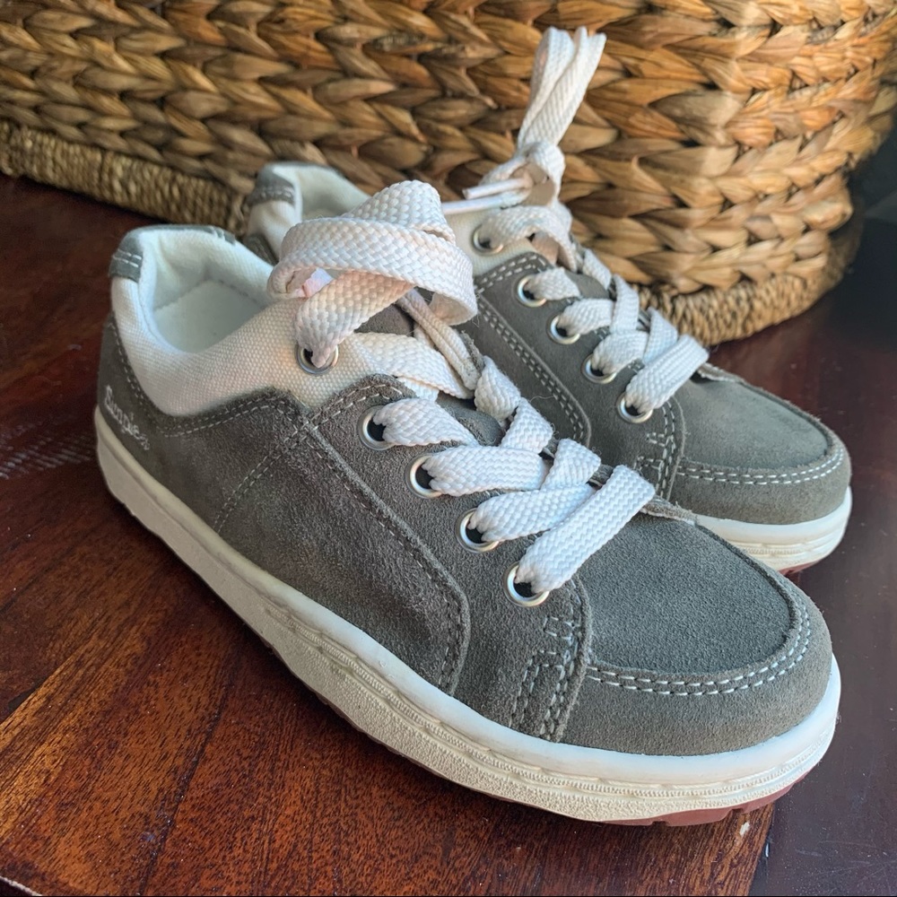 Simple brand skate shoes 13